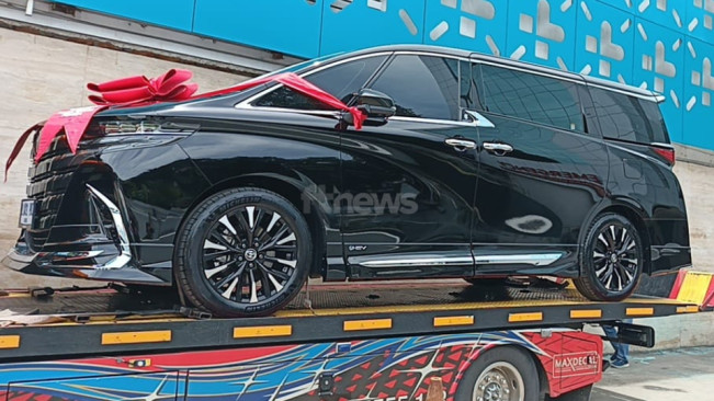 Billy Syahputra hadiahkan mobil mewah untuk istri. [FTNews.co.id/Selvianus Kopong Basar]